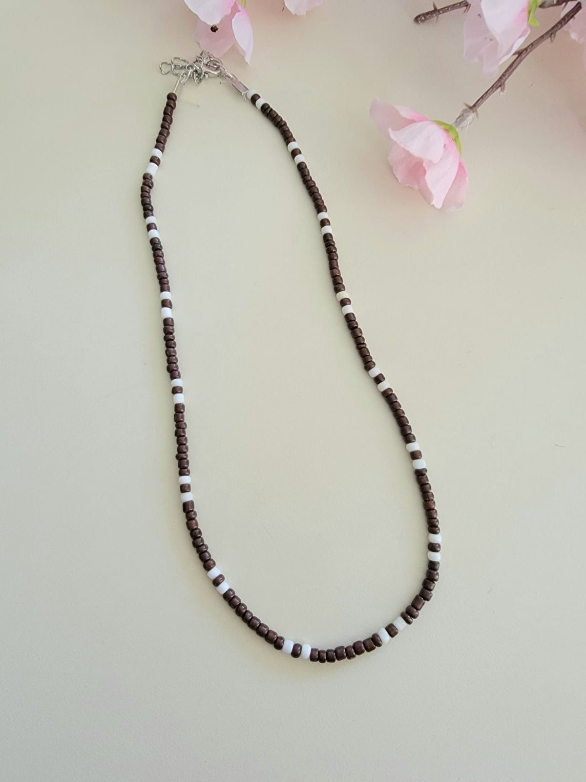 Collar marrón y blanco